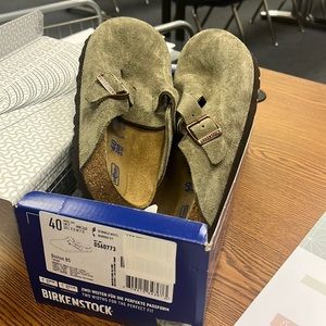 Size 40 (women’s 9)  Boston Suede Leather Birkenstock Taupe